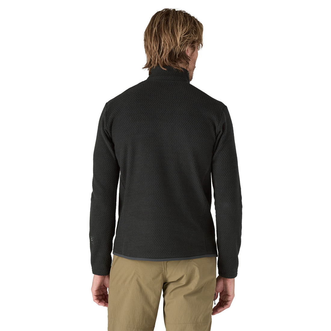 Hombre usando la Patagonia Men's R1® Air Zip-Neck en color negro, vista frontal, mostrando diseño y ajuste.