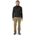 Vista completa del modelo usando la Patagonia Men's R1® Air Zip-Neck en color negro, combinada con pantalones beige.