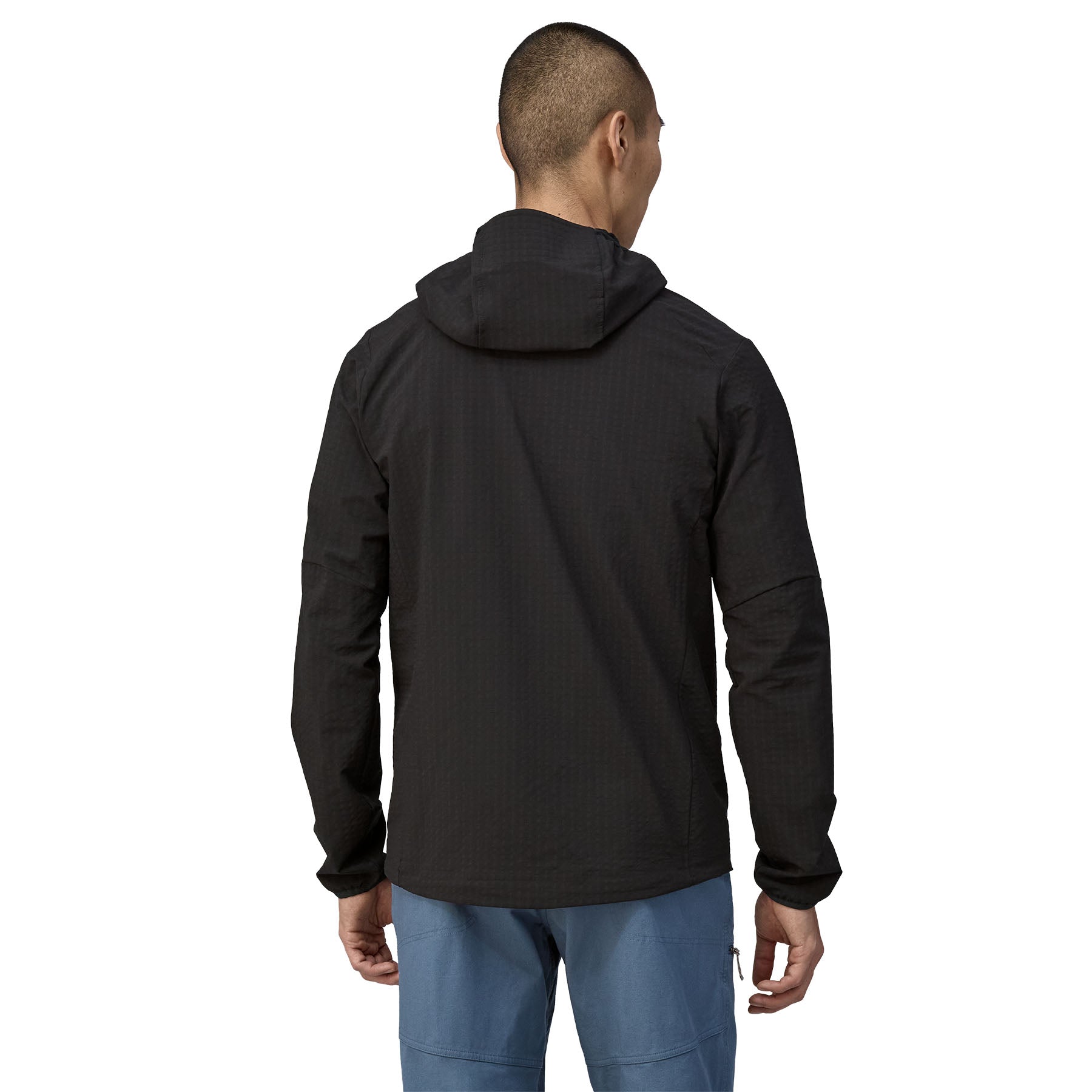 Vista trasera de la chaqueta Patagonia Men's R1® TechFace Hoody en color negro, mostrando el ajuste y la capucha.