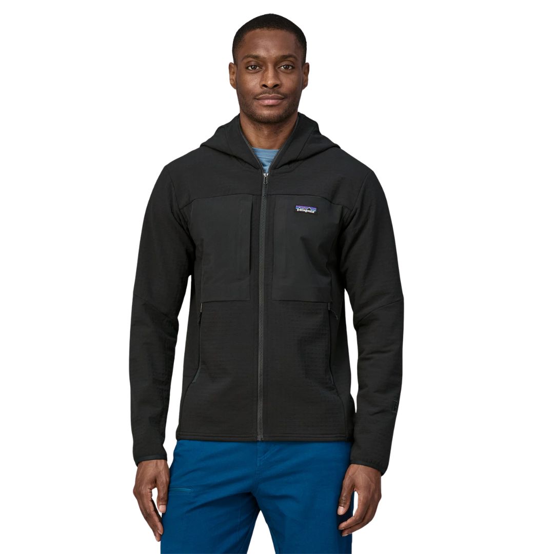 Chaqueta técnica Patagonia Men’s R2 TechFace Hoody color negro vista frontal de pie en uso por modelo hombre.