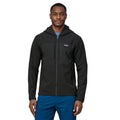Chaqueta técnica Patagonia Men’s R2 TechFace Hoody color negro vista frontal de pie en uso por modelo hombre.
