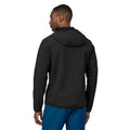Chaqueta técnica Patagonia Men’s R2 TechFace Hoody color negro vista trasera completa en uso por modelo hombre.