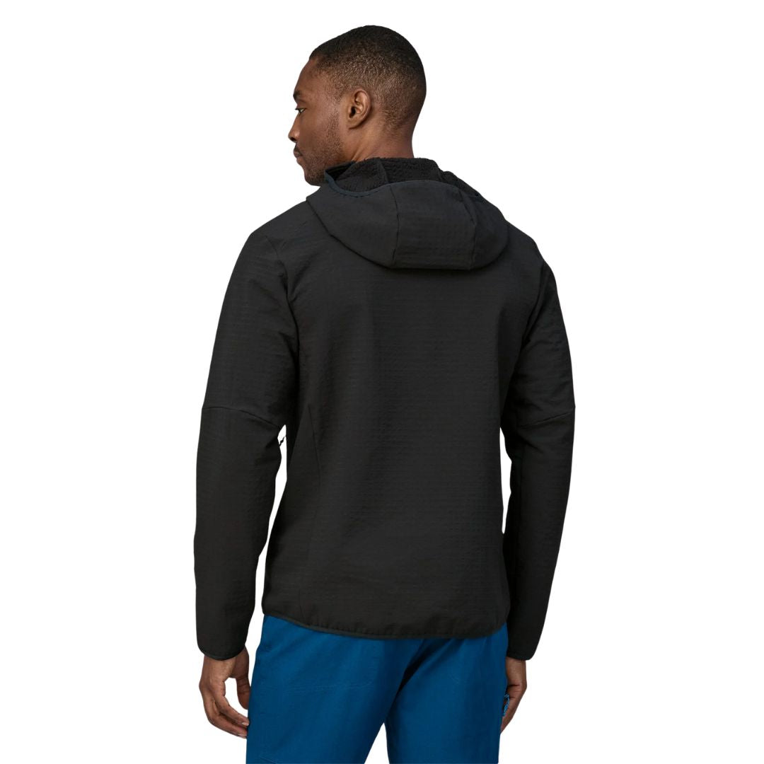 Chaqueta técnica Patagonia Men’s R2 TechFace Hoody color negro vista trasera completa en uso por modelo hombre.