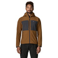 Chaqueta Patagonia R2 TechFace Hoody en Deer Brown, modelo de frente con la capucha puesta, mostrando los paneles laterales grises y el bolsillo de pecho con cremallera.