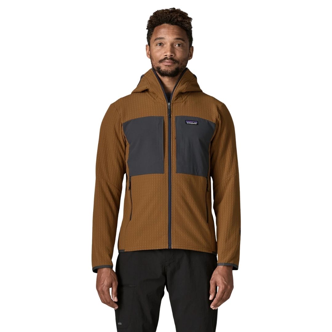 Chaqueta Patagonia R2 TechFace Hoody en Deer Brown, modelo de frente con la capucha puesta, mostrando los paneles laterales grises y el bolsillo de pecho con cremallera.
