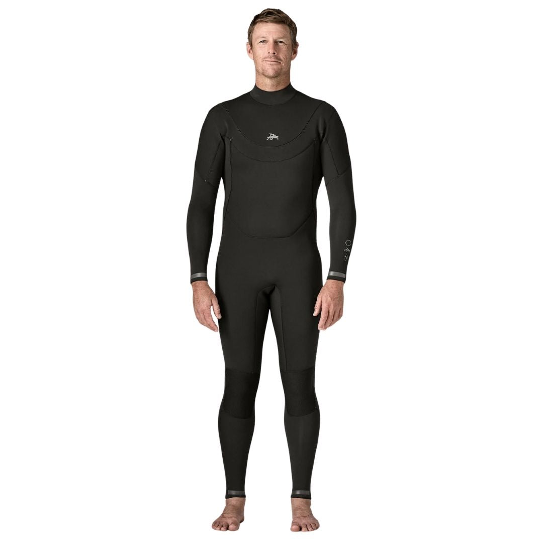 Vista frontal completa del traje de surf integral Patagonia Regulator 4/3 en negro, con cuello alto, cremallera en U y ajuste ceñido de cuerpo entero.