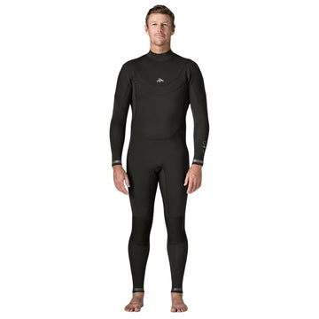 Vista frontal completa del traje de surf integral Patagonia Regulator 4/3 en negro, con cuello alto, cremallera en U y ajuste ceñido de cuerpo entero.