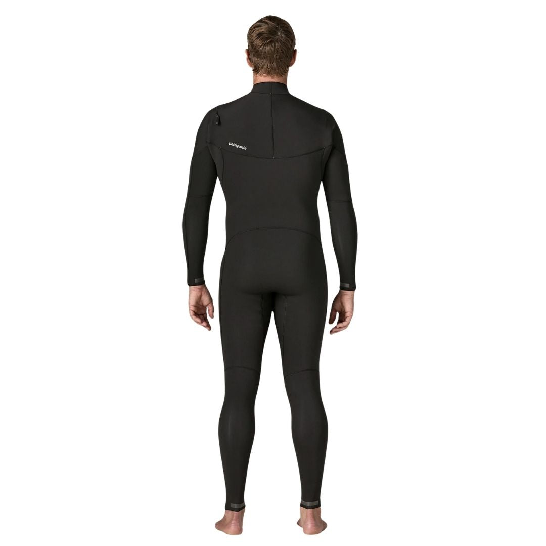 Vista trasera completa del traje de surf integral Patagonia Regulator 4/3 en negro, con el logotipo Patagonia bordado sobre el hombro derecho y espalda lisa.