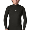 Primer plano del pecho del traje de surf integral Patagonia Regulator 4/3 en negro, con el logotipo del pez volador Patagonia y cuello alto bien ajustado.