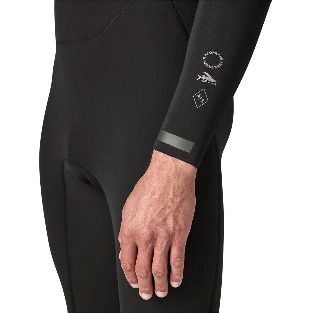 Detalle del antebrazo del traje de surf Patagonia Regulator 4/3 en negro con iconos serigrafiados: caucho libre de neopreno, pez volador Patagonia y grosor 4/3 mm.