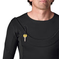 Detalle del hombro del traje de surf integral Patagonia Regulator 4/3 en negro, con anilla portallaves y cremallera en U junto al cuello, cierre YKK visible.