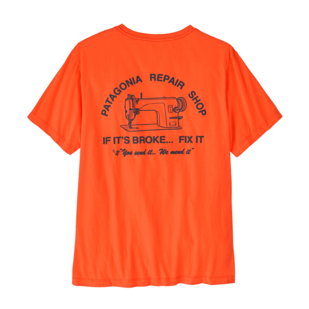 Parte trasera camiseta Patagonia Repair Shop naranja Orange Peel con gran estampado gráfico de máquina de coser y mensaje “If it’s broke, fix it”.