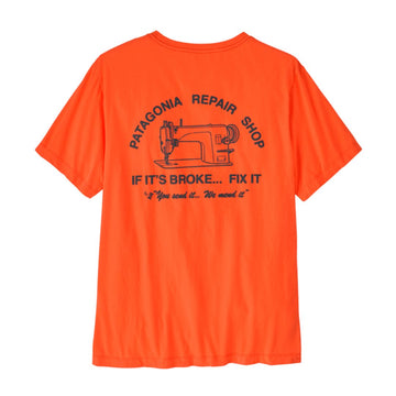 Parte trasera camiseta Patagonia Repair Shop naranja Orange Peel con gran estampado gráfico de máquina de coser y mensaje “If it’s broke, fix it”.