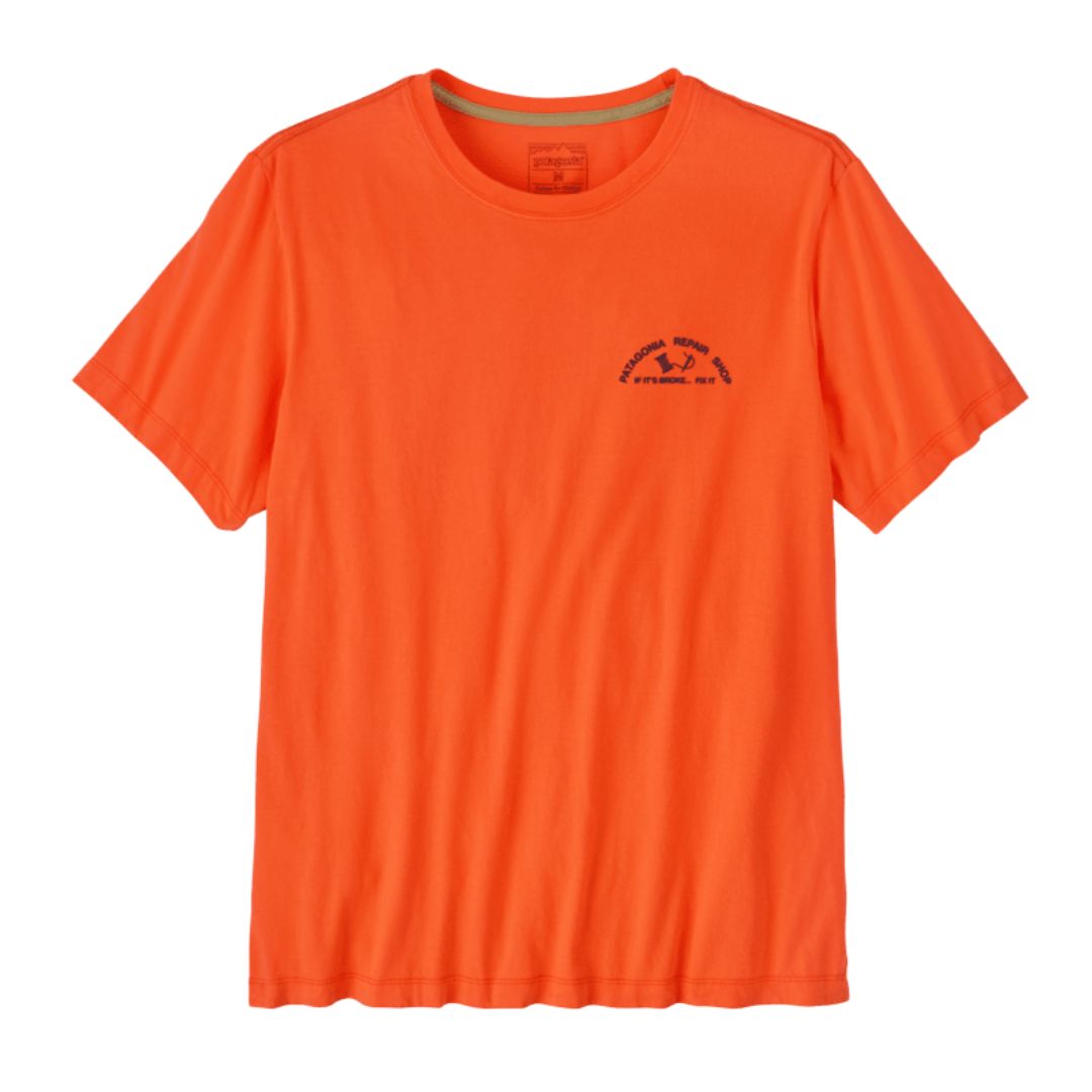 Camiseta Patagonia Men's Repair Shop T-Shirt color naranja Orange Peel para hombre, diseño gráfico pequeño en pecho y corte regular fit.