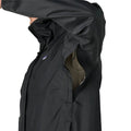 Patagonia Torrentshell 3L color negro, detalle cremallera de ventilación en axila abierta sobre capa intermedia, tejido ripstop ECONYL® H2No® y parche logo P-6.