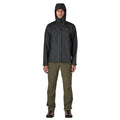 Patagonia Torrentshell 3L color negro, cuerpo completo en modelo con capucha puesta, cremallera central antiintemperie, parche logo P-6 y regular fit para senderismo.