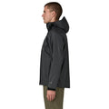 Patagonia Torrentshell 3L color negro, vista lateral en modelo: capucha guardada, bolsillo calientamanos ribeteado, cierre de velcro en puño y logotipo H2No®.