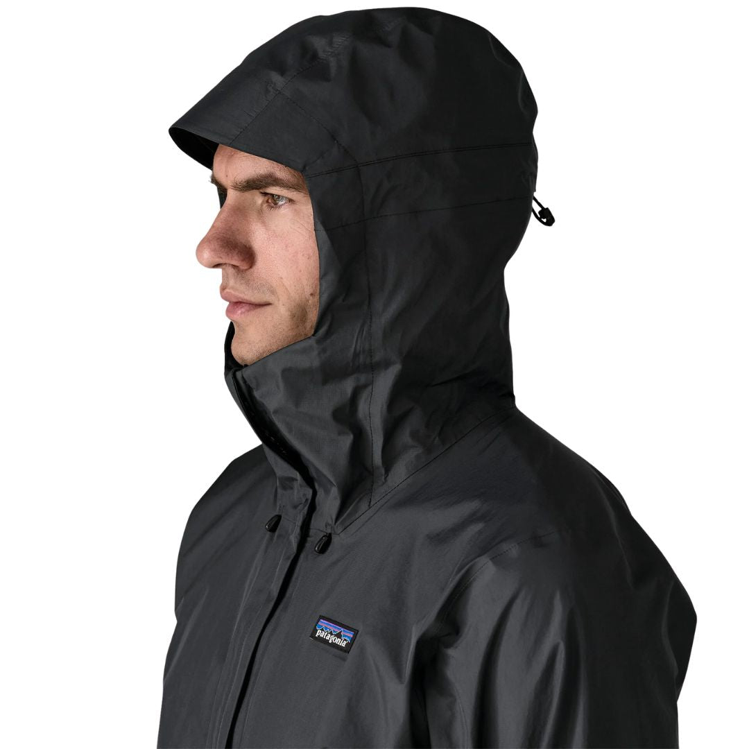 Patagonia Torrentshell 3L color negro, detalle capucha ajustable con visera laminada estructurada, cuello de microforro polar, cordón de ajuste y parche logo P-6.