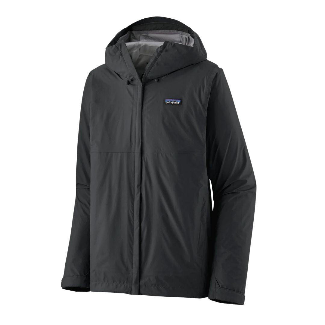 Patagonia Torrentshell 3L color negro plana: chaqueta impermeable H2No® con capucha abierta, solapa frontal, bolsillos calientamanos y forro interior de tricot visible.