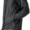 Patagonia Torrentshell 3L color negro, detalle lateral: bolsillo calientamanos ribeteado, bajo ajustable con cordón, logotipo H2No® en tejido ripstop impermeable.