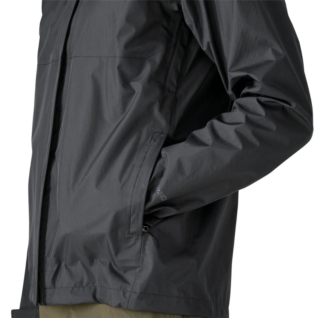 Patagonia Torrentshell 3L color negro, detalle lateral: bolsillo calientamanos ribeteado, bajo ajustable con cordón, logotipo H2No® en tejido ripstop impermeable.
