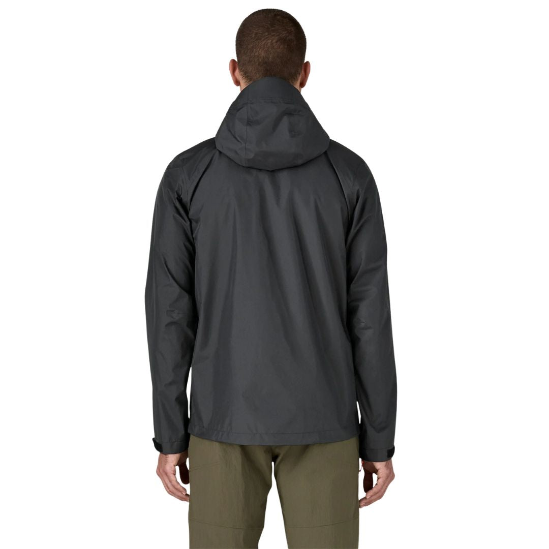 Patagonia Torrentshell 3L color negro, vista trasera en modelo: capucha ajustable, construcción triple capa H2No® en nailon ripstop ECONYL® 100% reciclado.