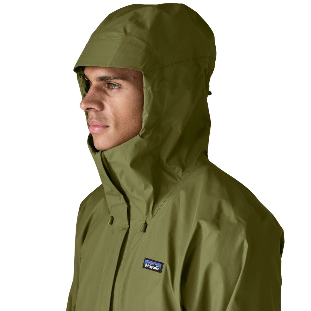 Patagonia Torrentshell 3L color Caper Green, detalle capucha ajustable con visera laminada estructurada, cuello de microforro polar, cordón de ajuste y parche logo P-6.