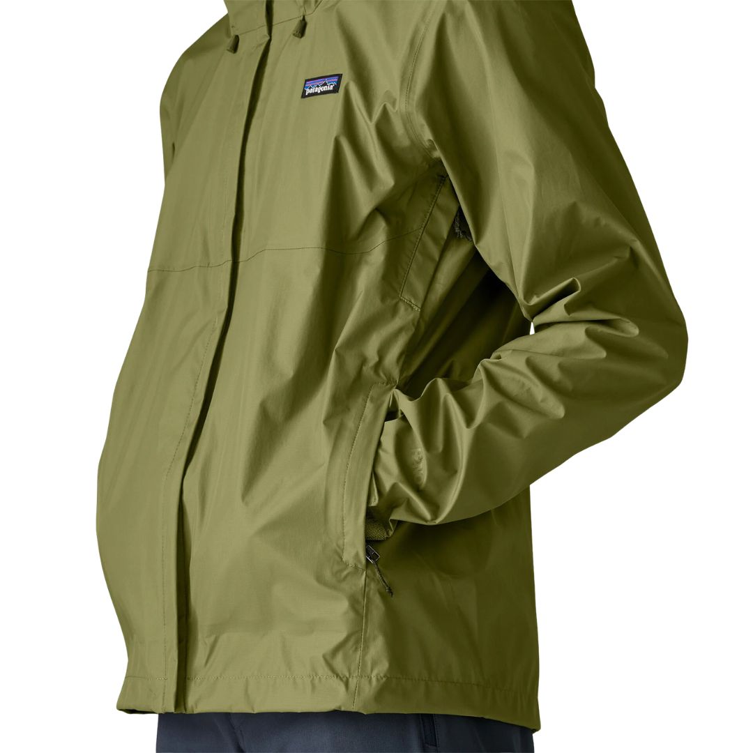 Patagonia Torrentshell 3L color Caper Green, detalle lateral: bolsillo calientamanos ribeteado, bajo ajustable con cordón y tejido ripstop ECONYL® impermeable H2No®.