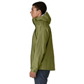 Patagonia Torrentshell 3L color Caper Green, vista lateral en modelo: capucha guardada, cierre de velcro en puño y tejido ripstop ECONYL® impermeable H2No®.