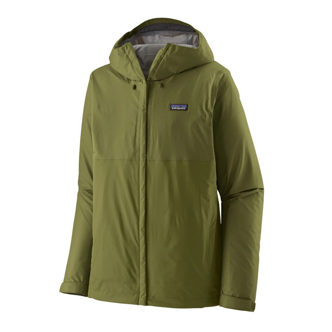 Patagonia Torrentshell 3L color Caper Green plana: chaqueta impermeable H2No® con capucha abierta, solapa frontal, bolsillos calientamanos y forro interior de tricot visible.
