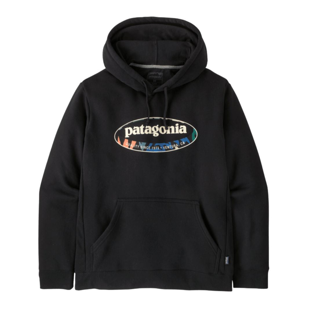 Patagonia M's '95 Oval Logo Uprisal Hoody en color negro Black con gráfico Kaleido — vista frontal con logo ovalado '95 estampado en serigrafía multicolor (blanco, azul, naranja y verde) con texto "Quality Since 1973 · Ventura, CA", capucha con cordón ajustable y bolsillo canguro calientamanos.