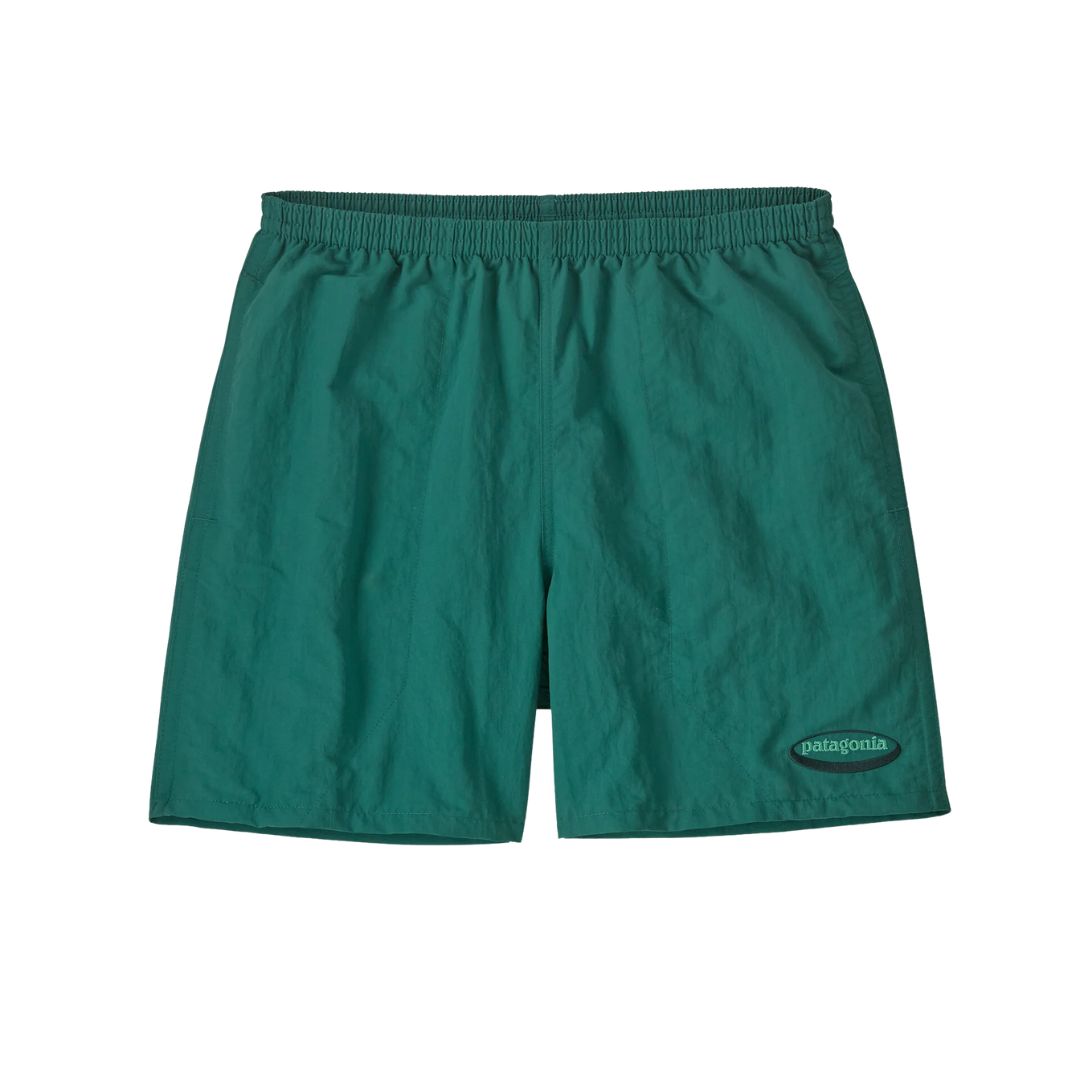 Patagonia Baggies Shorts 5" 95 Oval Logo gem green, producto plano frontal, mostrando cinturilla elástica, bolsillos laterales verticales anti-arrastre y logo oval Patagonia vintage en verde esmeralda.