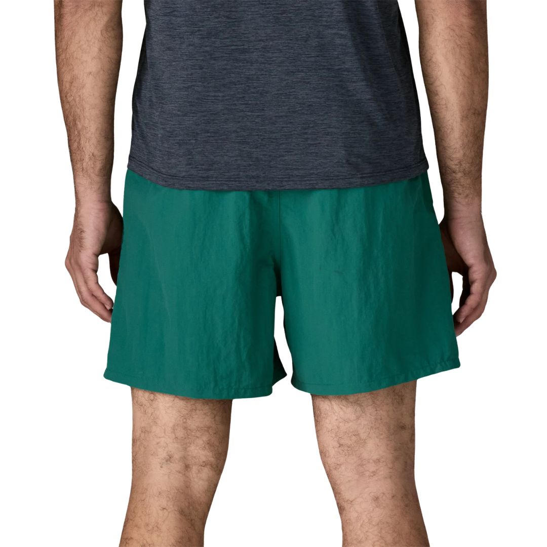 Patagonia Baggies Shorts 5" 95 Oval Logo gem green, vista trasera con modelo, mostrando tejido de nailon NetPlus reciclado verde esmeralda y entrepierna de 13 cm con corte relaxed fit.