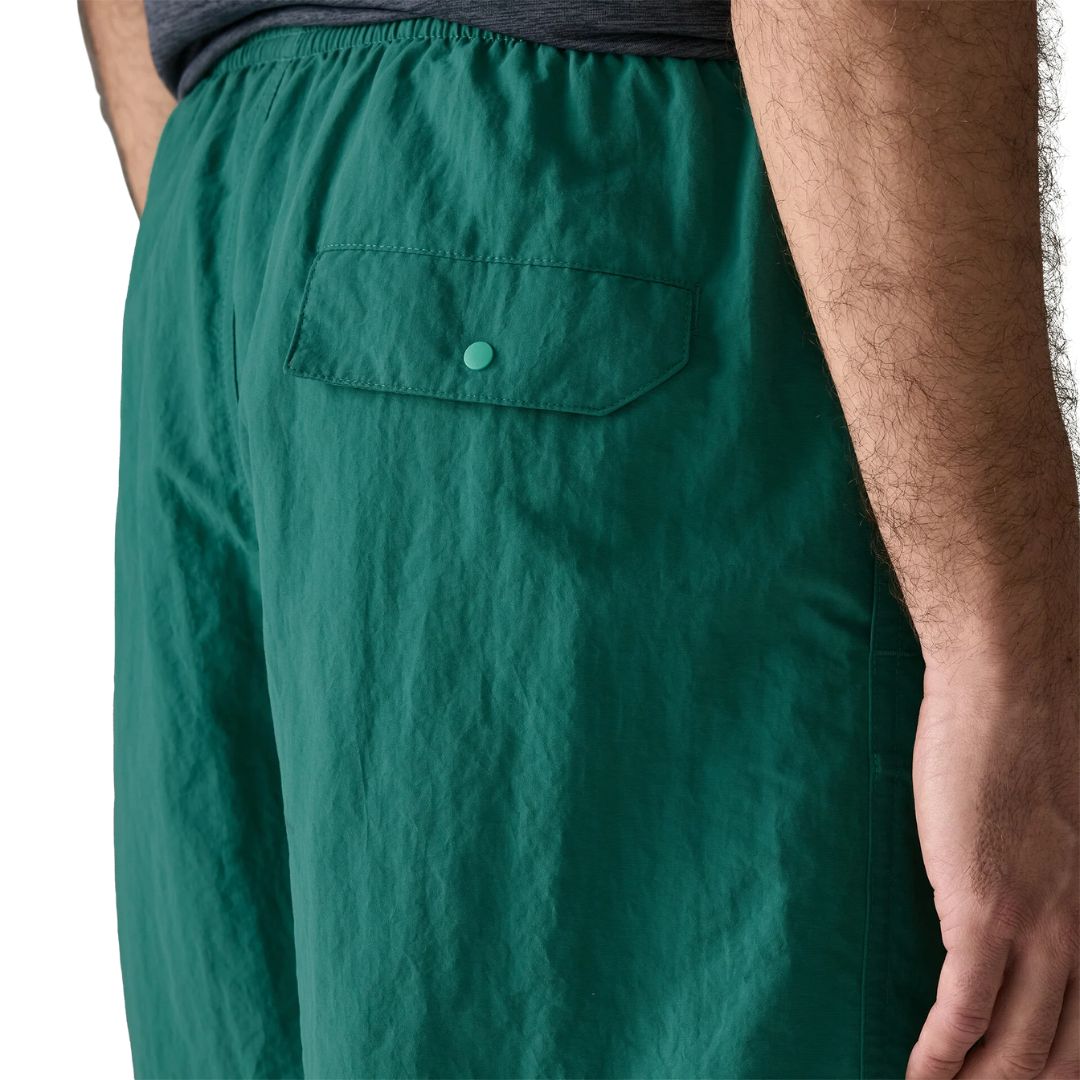Patagonia Baggies Shorts 5" 95 Oval Logo gem green, detalle del bolsillo trasero derecho con solapa y botón a presión discreto en color verde esmeralda sobre nailon NetPlus reciclado.