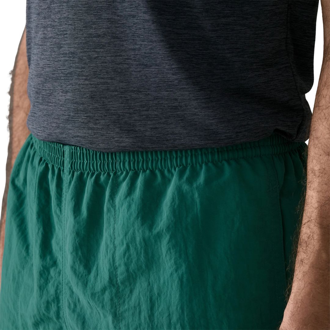 Patagonia Baggies Shorts 5" 95 Oval Logo gem green, detalle de la cinturilla elástica con cordón interior ajustable en tejido de nailon NetPlus reciclado de redes de pesca verde esmeralda.
