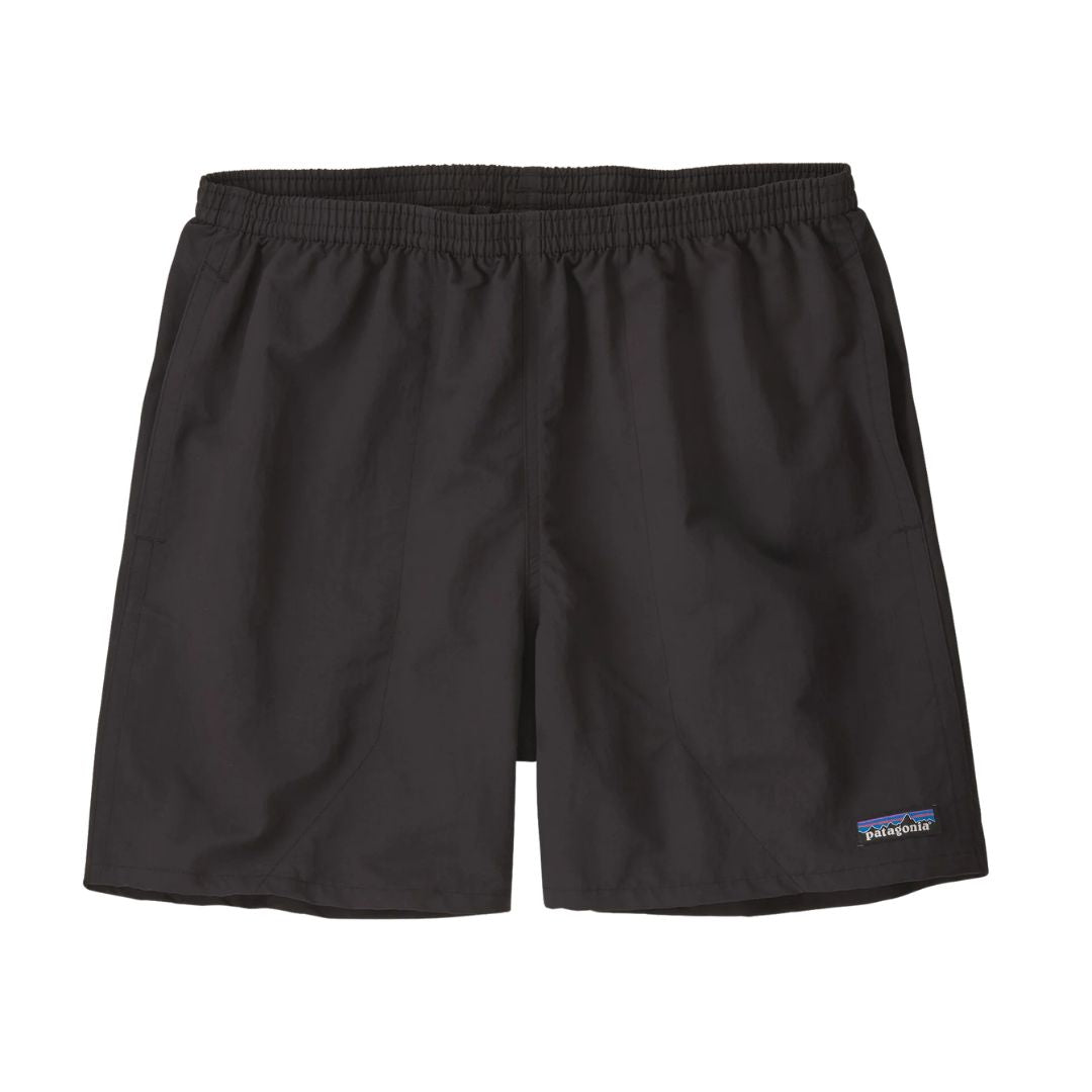 Patagonia Baggies Shorts 5" black on black, producto plano frontal, mostrando cinturilla elástica con cordón interior, bolsillos laterales verticales anti-arrastre y etiqueta Patagonia con logo Fitz Roy.