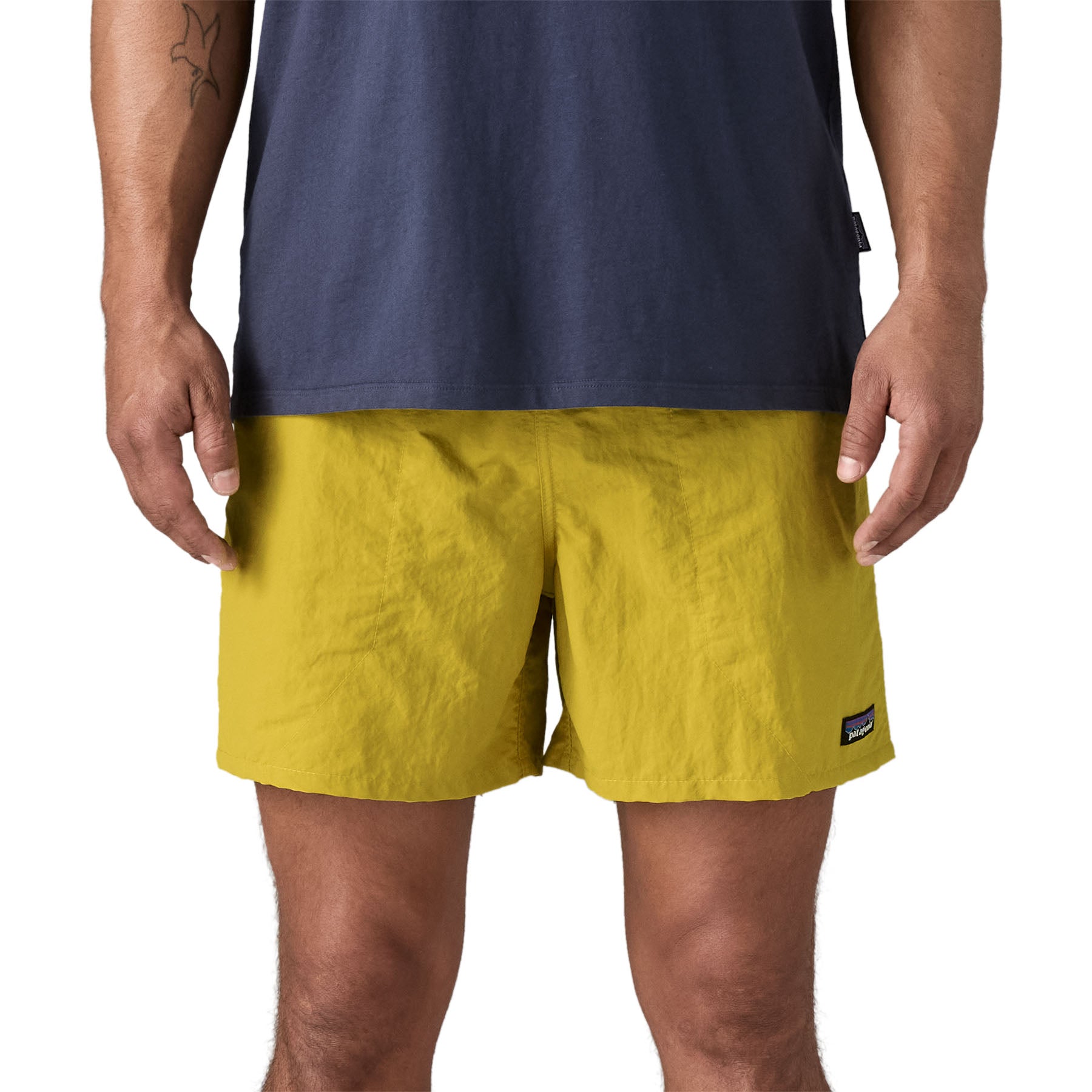 Vista frontal de los Patagonia M's Baggies Shorts 5 pulgadas en color amarillo, mostrando ajuste cómodo y diseño versátil.