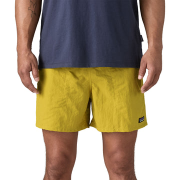 Vista frontal de los Patagonia M's Baggies Shorts 5 pulgadas en color amarillo, mostrando ajuste cómodo y diseño versátil.