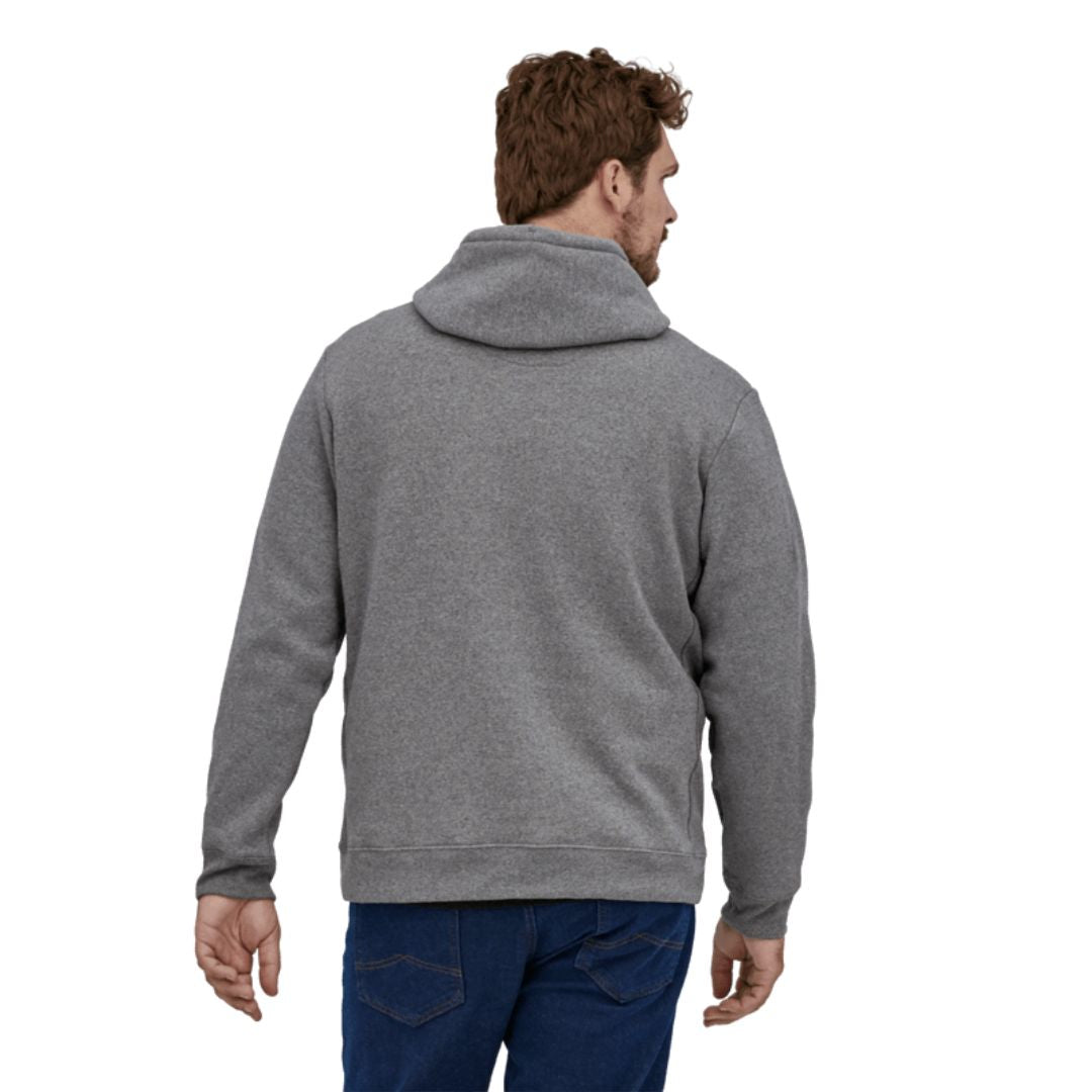 Sudadera con capucha Patagonia P-6 Label Uprisal Hoody en gris Gravel Heather, vista de espalda sobre modelo con vaqueros, mostrando el ajuste regular y la capucha.