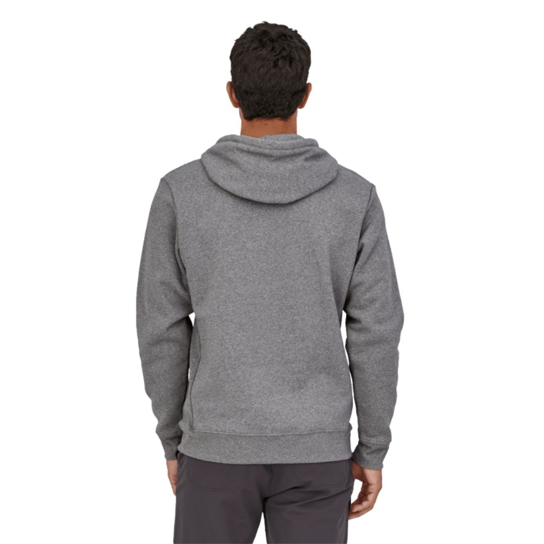 Sudadera con capucha Patagonia P-6 Label Uprisal Hoody en gris Gravel Heather, vista de espalda sobre modelo, mostrando la capucha y el punto acanalado en puños y bajo.