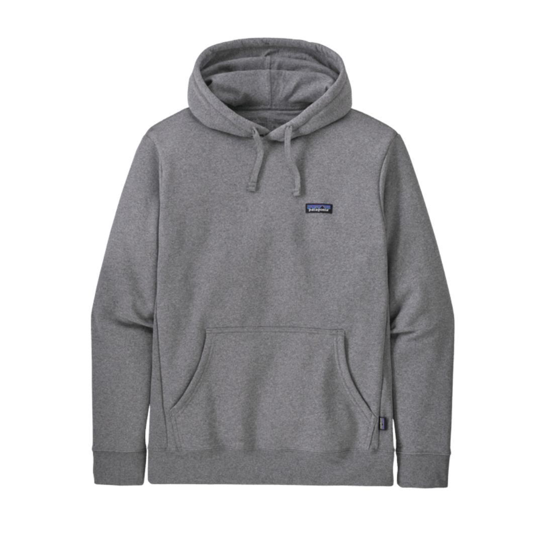 Sudadera con capucha Patagonia P-6 Label Uprisal Hoody en gris Gravel Heather, vista frontal en plano sobre fondo blanco, con capucha, cordón ajustable y bolsillo canguro visibles.