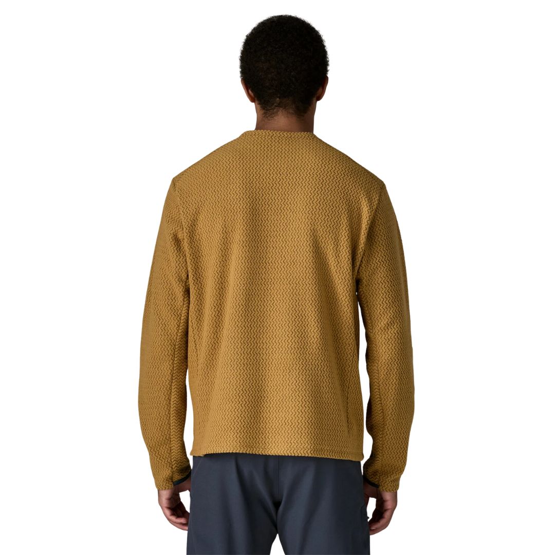 Patagonia M's R1 Air Crew en color marrón Bobcat Brown — vista trasera sobre modelo, mostrando el tejido jacquard en zigzag de forro polar técnico reciclado y el ribete tejido en los puños.