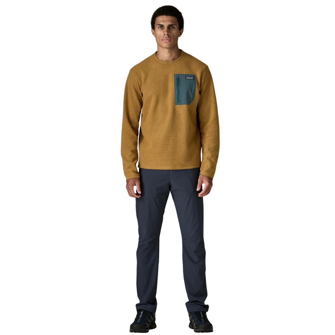 Patagonia M's R1 Air Crew en color marrón Bobcat Brown — vista frontal completa sobre modelo con pantalón azul marino y zapatillas de montaña, mostrando el largo y el corte recto del forro polar técnico.