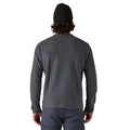 Jersey Patagonia R1 Air Crew en color Smolder Blue, vista trasera sobre modelo, mostrando el cuello redondo y la textura de rejilla tridimensional en toda la espalda.