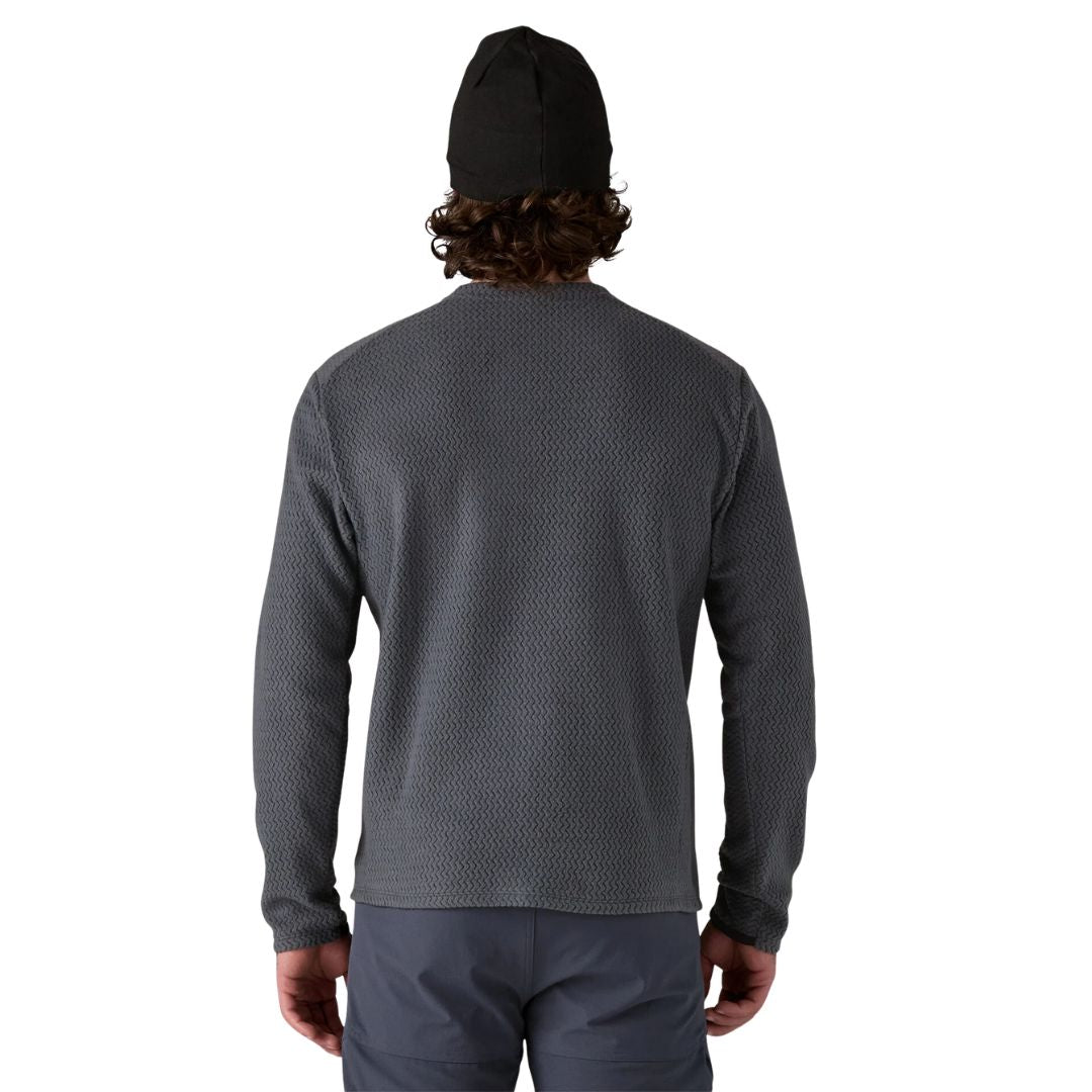 Jersey Patagonia R1 Air Crew en color Smolder Blue, vista trasera sobre modelo, mostrando el cuello redondo y la textura de rejilla tridimensional en toda la espalda.