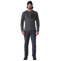 Jersey Patagonia R1 Air Crew en color Smolder Blue, vista frontal completa sobre modelo combinado con pantalón técnico, mostrando el ajuste regular y el bolsillo con cremallera.