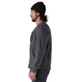 Jersey Patagonia R1 Air Crew en color Smolder Blue, vista lateral sobre modelo con gorro, mostrando el tejido de rejilla texturizada y el bolsillo con cremallera en el pecho.