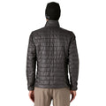 Vista trasera de un hombre vistiendo la Patagonia Nano Puff® Jacket color negro.