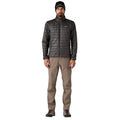 Vista frontal completa de un hombre vistiendo la Patagonia Nano Puff® Jacket en negro.
