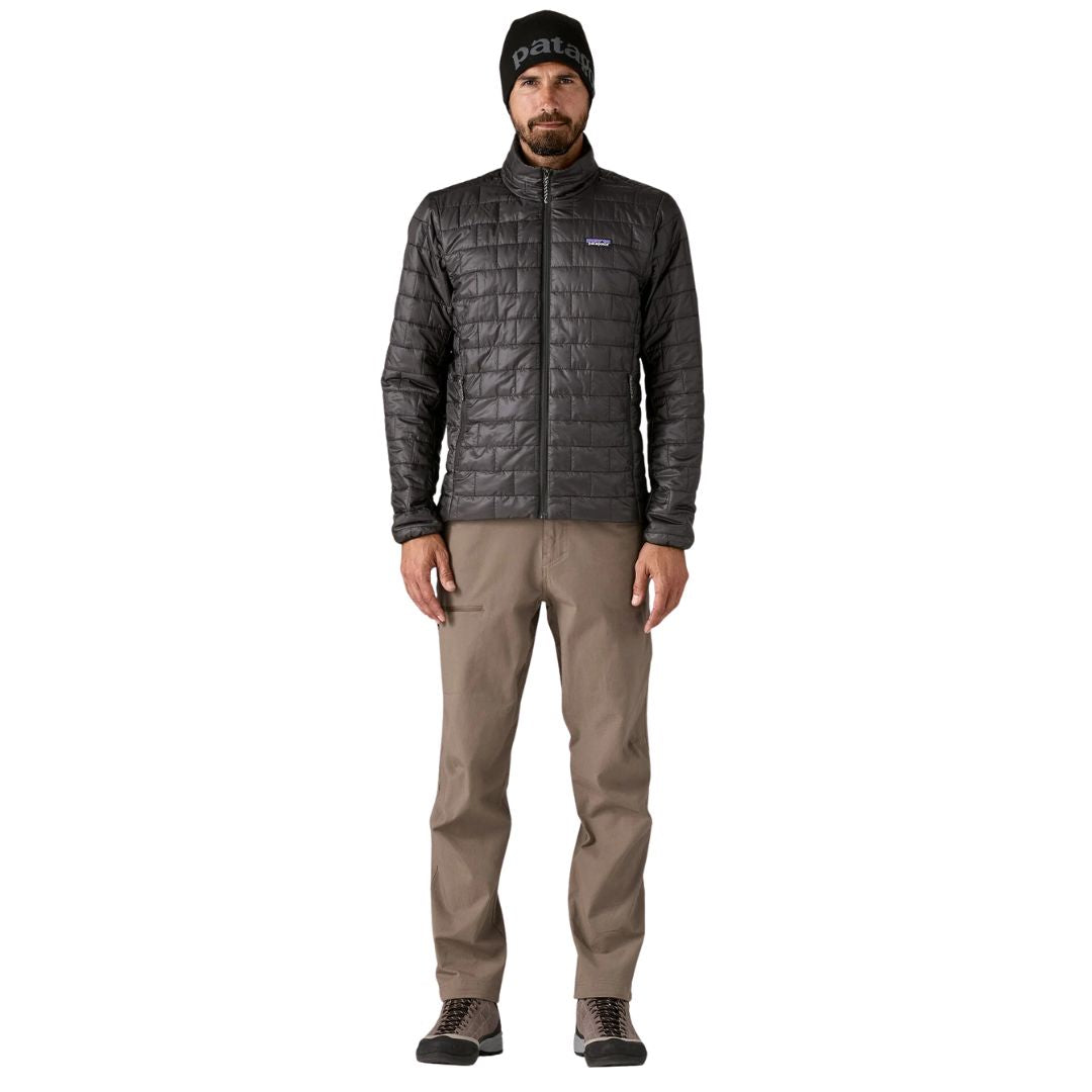 Vista frontal completa de un hombre vistiendo la Patagonia Nano Puff® Jacket en negro.